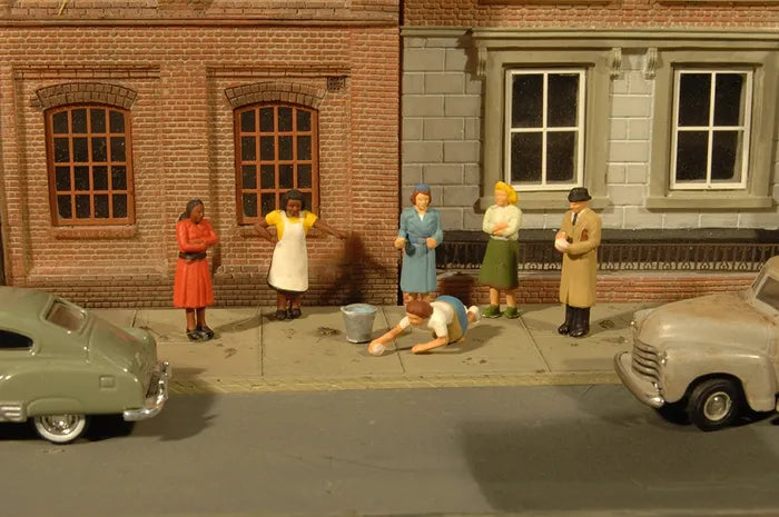 BACHMANN SIDEWALK PEOPLE. 6 FIGURES. HO SCALE