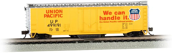 BACHMANN UNION PACIFIC #499191 50FT PLUGDOOR TRK CLN. BOXCAR. HO SCALE