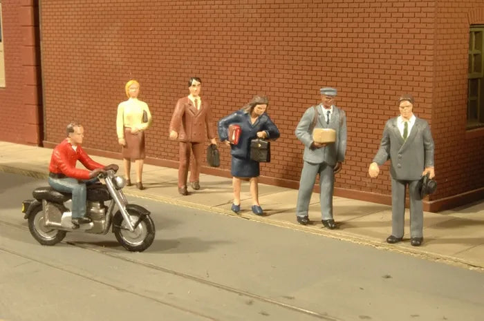 BACHMANN CITY PEOPLE W/MOTORCYCLE, 7 FIGURES. HO SCALE