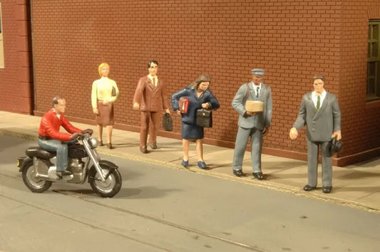 BACHMANN CITY PEOPLE W/MOTORCYCLE, 7 FIGURES. HO SCALE