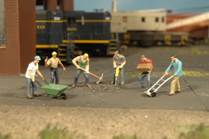 BACHMANN CONSTRUCTION WORKERS, 6 FIGURESW/TOOLS. HO SCALE