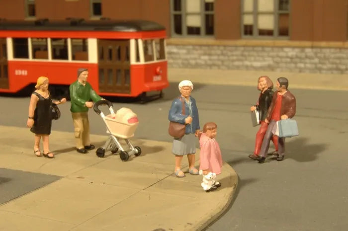 BACHMANN STROLLING PEOPLE, 6 FIGURES. HO SCALE