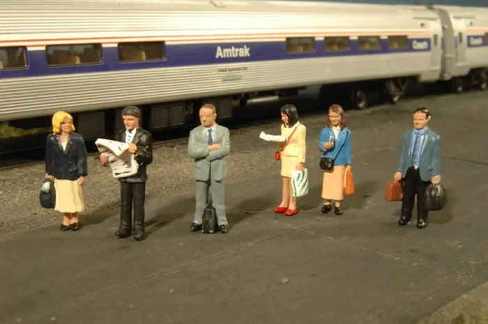 BACHMANN STANDING PLATFORM PASSENGERS, 6FIGURES. HO SCALE