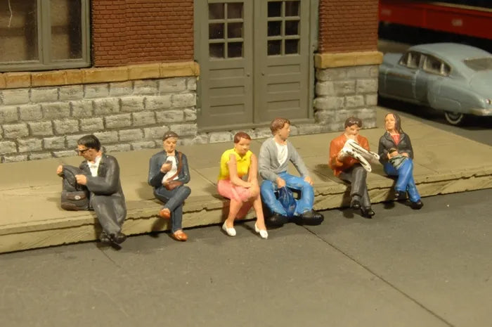 BACHMANN SEATED PLATFORM PASSENGERS. 6 FIGURES. HO SCALE