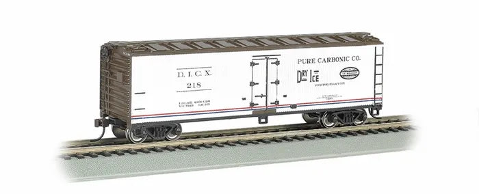 BACHMANN PURE CARBONIC CO. 40FT WOOD SIDE REFRIGERATED BOXCAR. HO SCALE