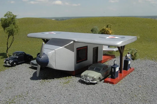 BACHMANN AIRPLANE GAS STATION WITH PUMPS-ROADSIDE USA, N SCALE