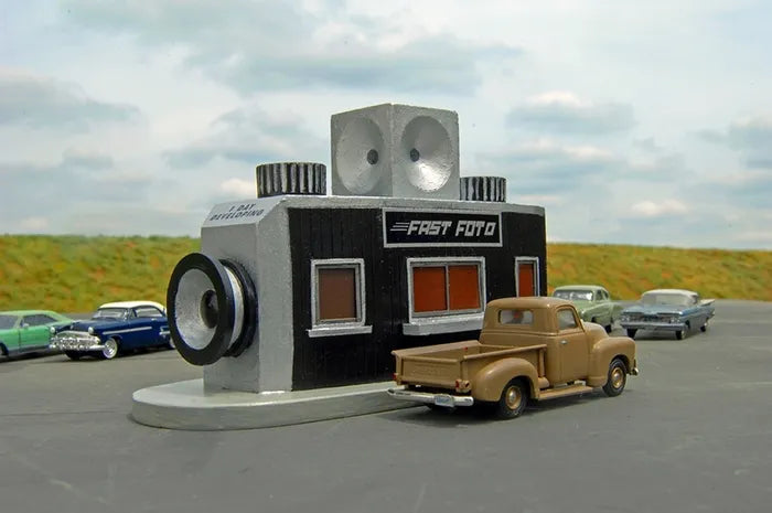 BACHMANN FAST FOTO DRIVETHROUGH BUILDING-ROADSIDE USA. HO SCALE