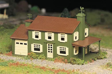 BACHMANN TWO STOREY HOUSE W/GARAGE, O SCALE