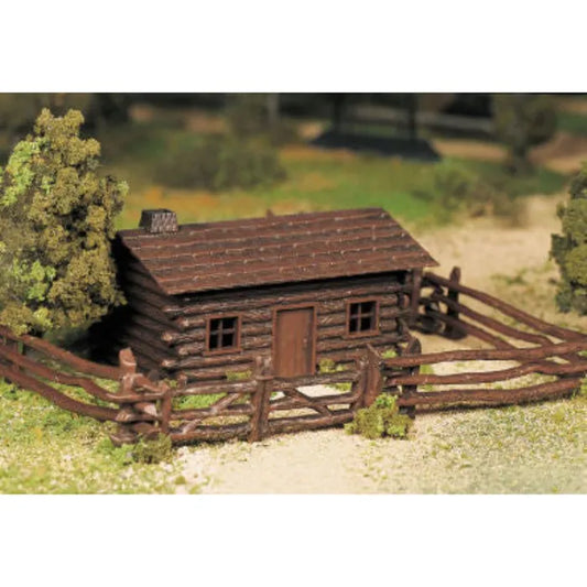 BACHMANN LOG CABIN W/RUSTIC FENCE, O SCALE