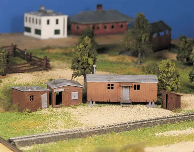 BACHMANN HOBO JUNGLE, TWO SHACKS, BOXCAR, OUTHOUSE, O SCALE