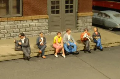 BACHMANN SEATED PLATFORM PASSENGERS, 6 FIGURES. O SCALE