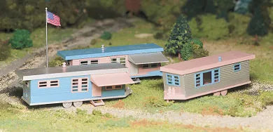 BACHMANN TRAILER PARK W/3 TRAILERS, FLAGPOLE W/FLAG, O SCALE