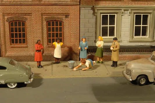 BACHMANN SIDEWALK PEOPLE, 7 FIGURES, O SCALE